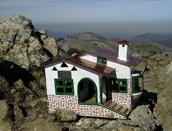Maison miniature au sommet d'Ernio.