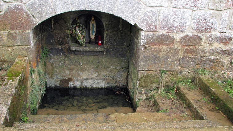 Petite fontaine au pied de l'ermitage de San Juan.