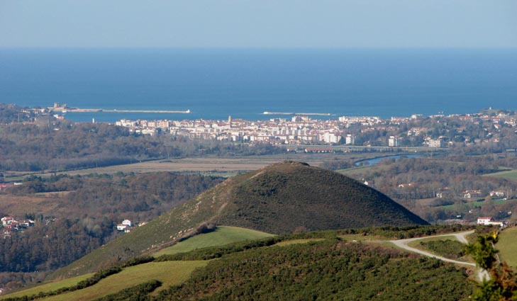 Le sommet de Bizkarzun, au premier plan de la baie de Saint-Jean-de-Luz.