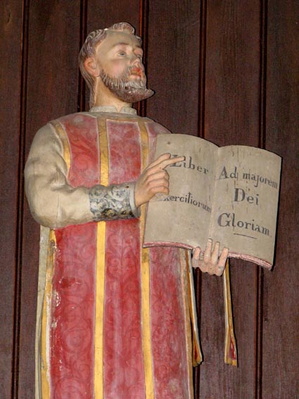 Une statue de Saint Ignace en bois polychrome.
