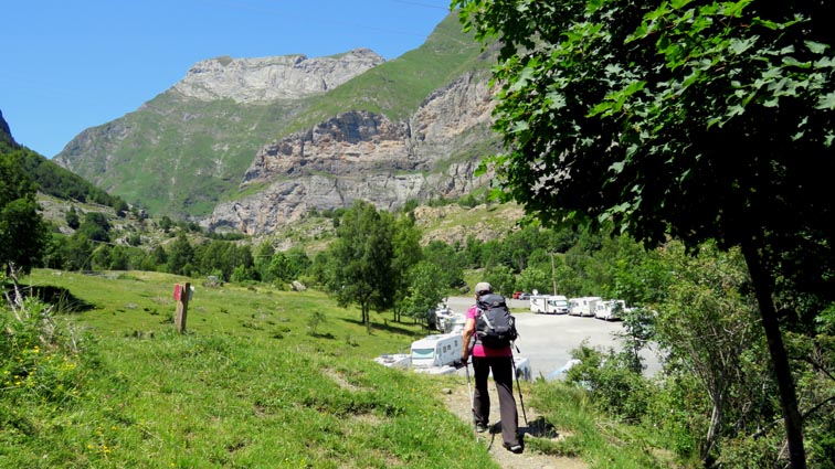 Nous franchissons un dernier point haut du chemin en arrivant au-dessus de l'aire de camping-cars.