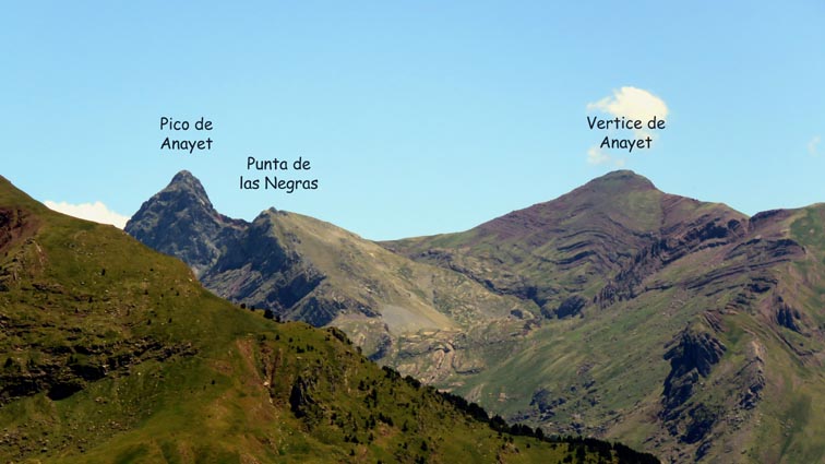 Pic d'Anayet et le Vertice de Anayet se détachent au Sud-est.
