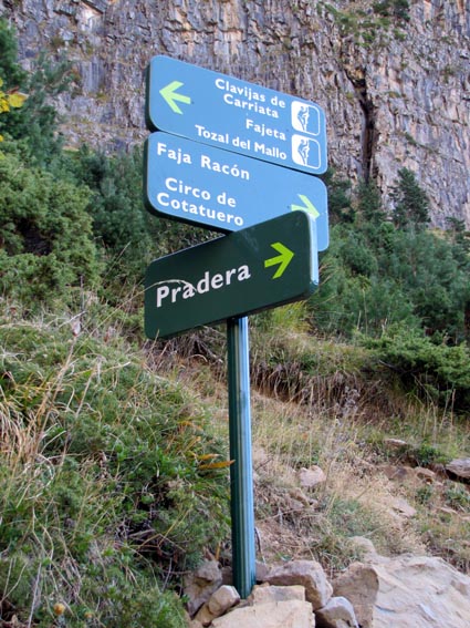 Un panneau nous indique l'itinéraire de la Faja Racón et du cirque de Cotatuero sur la droite.