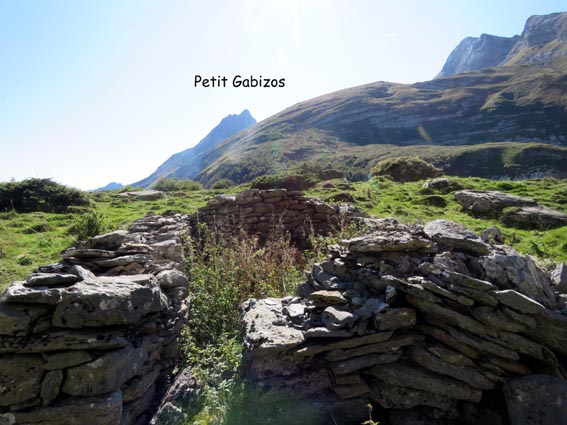 Petit Gabizos avec une ruine de cabane au premier plan