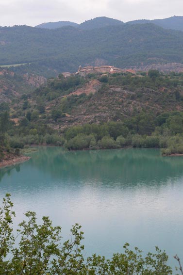 Le lac d'El Grado et le le village d'Escanilla.