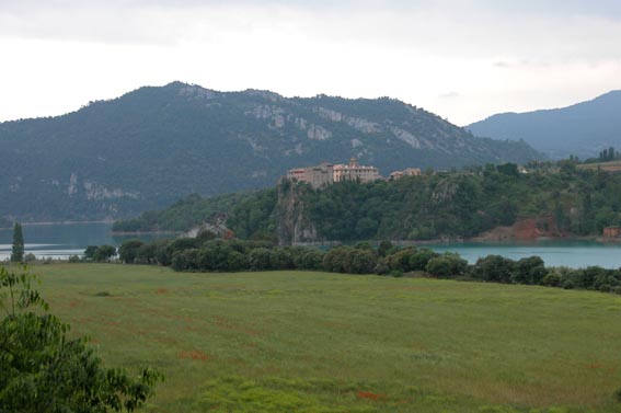 Vue sur le lac d'El Grado et le village de Ligerre de Cinca.