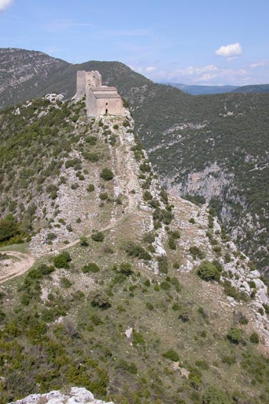 L'ermitage et le chteau en surplomb des gorges.