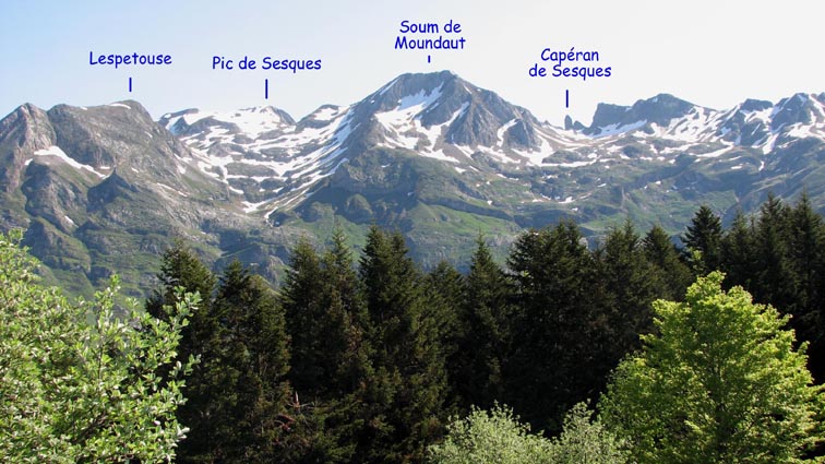 La vue sur le Pic de Sesques et le Capéran de Sesques, séparés par le Soum de Moundaut.