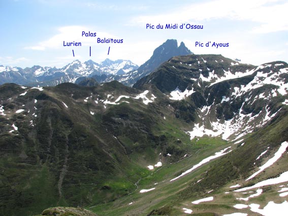 Nous pouvons voir à gauche de l'Ossau: le Lurien, le Palas, le Balaïtous et les Frondellas.