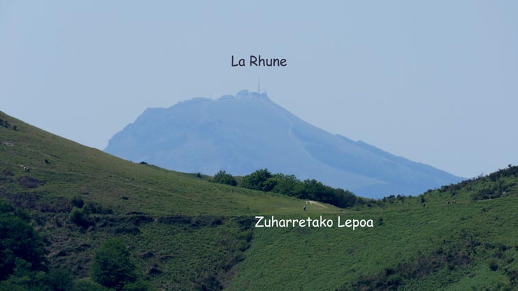 La Rhune commence à apparaître en arrière-plan du col de Zuharreta