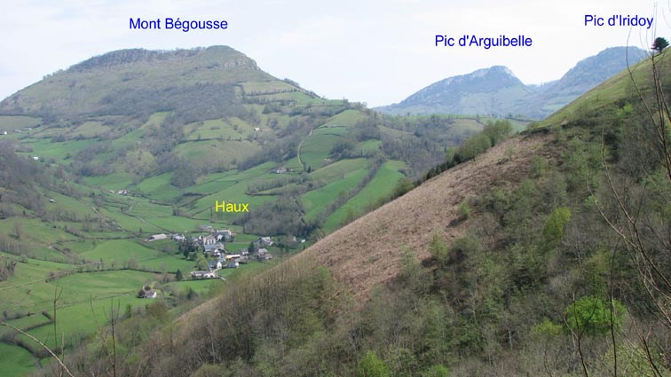 Haux avec le Mont Bègousse, le pic d'Arguibelle et le pic d'Iridoy à l'arrière-plan.