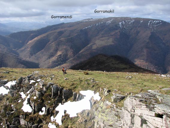 A l'aproche du sommet d'Iparla, vue sur Gorramendi et Gorramakil