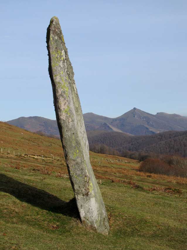 Le menhir d’Iruñarri avec le Mendaur à l'arrière-plan.