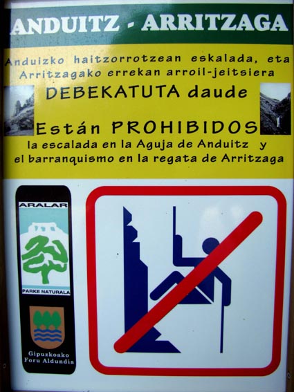 Un panneau précise qu'il est interdit de faire de l'escalade sur l'aiguille d'Anduitz.