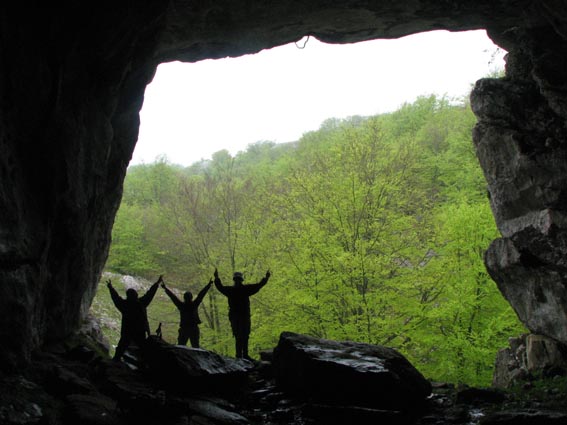 A l'entrée de la grotte de Supelegor.