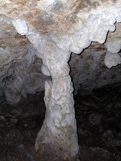 Stalactite dans le fond de la première grotte.