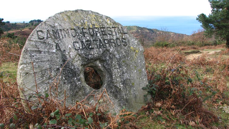 A. Caztarros, dont le nom est indiqué sur une pierre de moulin.