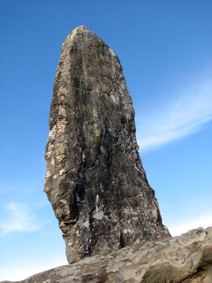 Une grande stèle marquant la sépulture de "Mendizabal".