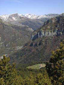 En bas: refuge de Gabardito, en haut  gauche Chipeta alto et au fond les sommets d'Aspe.