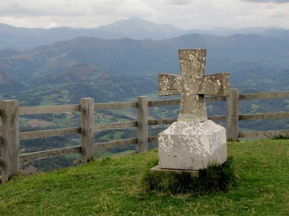 La croix située à l'extrémité Ouest de l'esplanade avec l'Orhy à l'arrière-plan.