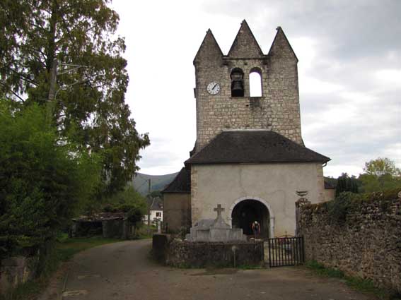 L'église de Sauguis et son clocher trinitaire