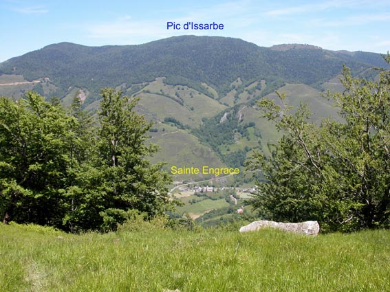 Vue sur Sainte Engrace et le massif d'Issarbe.