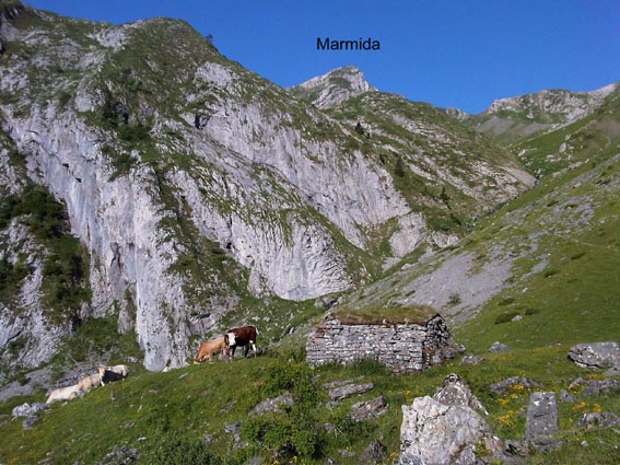 Cabane du Pénot avec La Marmida au fond.