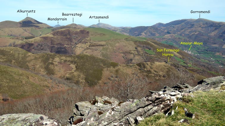 Le Mondarrain se détache à droite du sommet de l'Alkurruntz.