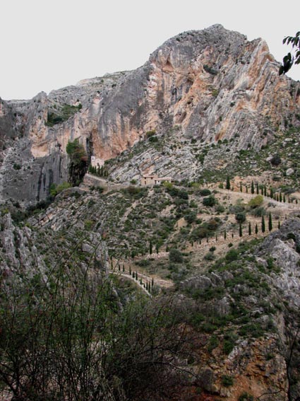 L'ermitage del Llovedor est visible au pied de falaises impressionnantes.