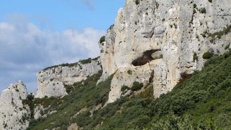 Nous apercevons  quelques centaines de mtres sur la droite, une autre arche encore plus grande.