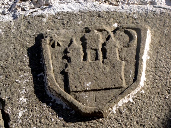 Nous remarquons le blason au-dessus de la porte d'entre, qui reprsente une construction entoure d'un soleil et de la lune. (photo de Serge)