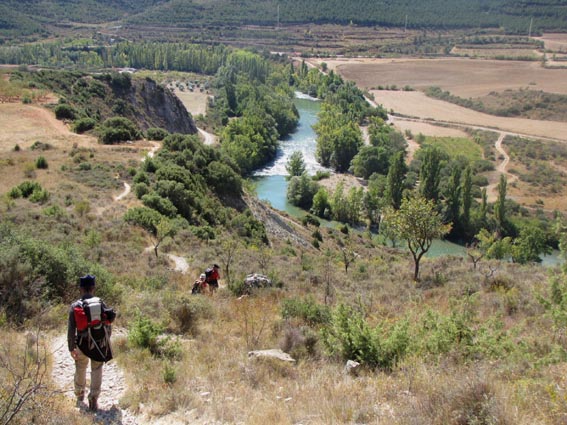 Le sentier plonge sur la droite (photo de Serge)