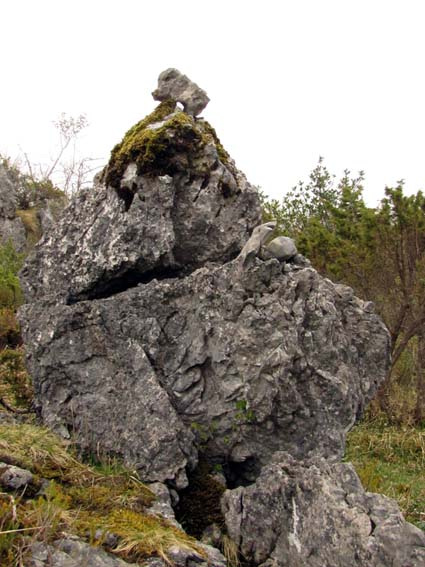 Un cairn a été placé au sommet d'une pointe rocheuse