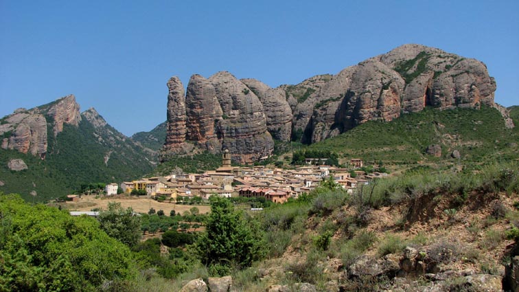 Les Mallos de Agüero dominant le village du même nom.