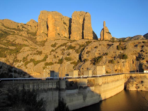 Les Mallos de Ligüerri et le barrage du Vadiello