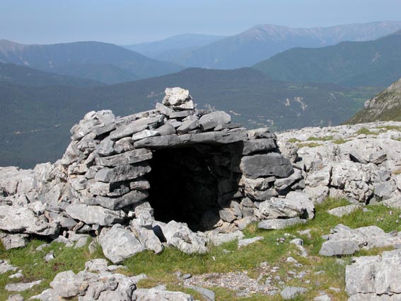 Un abri en pierres sèches qui sert de protection aux bergers contre le soleil.