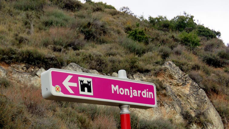 Le panneau portant la mention "Monjardín", associée à un pictogramme représentant un château.