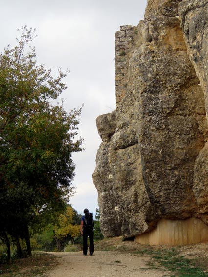 Le large chemin qui ceinture le Castillo de Monjardín édifié au-dessus de belles falaises de poudingue, dont le pied est conforté par des massifs en béton.
