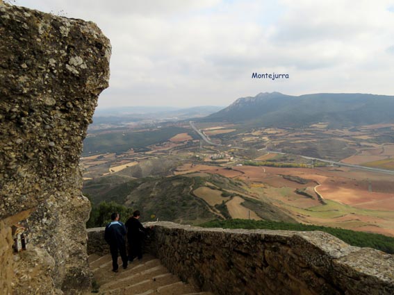 Point de vue sur la Sierra de Montejurra à l'Est, qui domine les vignobles de Navarre.