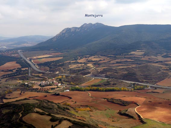 Le village d'Azqueta et la Sierra de Montejurra