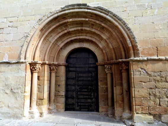 Le portail roman de l'église San Andrés de Villamayor de Monjardín