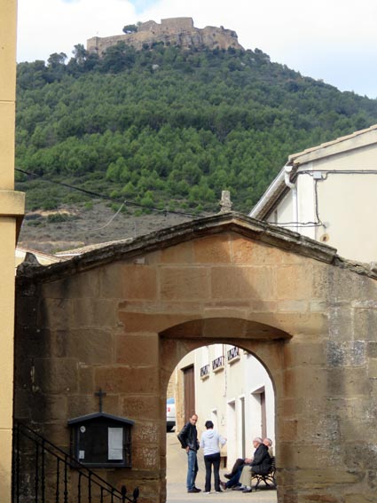 Le château vu de l'église de Villamayor de Monjardín