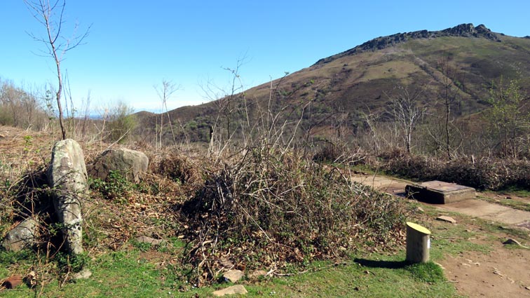 Nous passons au col du Grand Deskarga o subsistent les vestiges relativement altrs d'un dolmen.