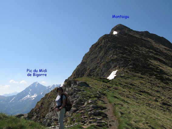 Dernier col avant lassaut final, avec vue sur le Pic du Midi de Bigorre.