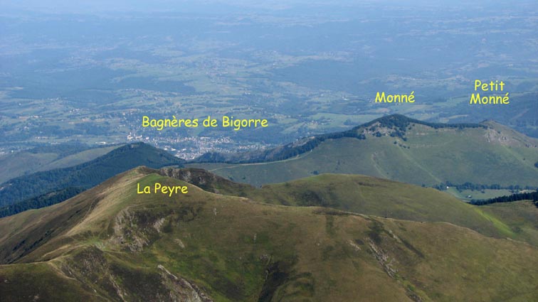 Bagnères de Bigorre apparaît juste à gauche du Monné.