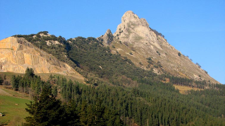 Mugarra vu depuis la route entre Durango et Mañaria.
