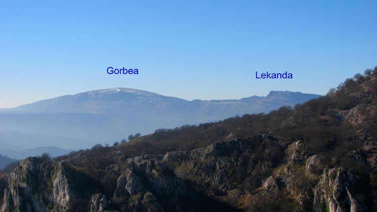 Face à nous, nous voyons le Gorbea avec Aldamin au premier plan, et à droite, le massif d'Itxina dominé par le Lekanda.