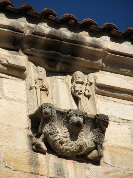Niche décorée en partie supérieure de la façade Sud.