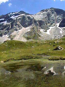 Lac aux herbes aquatiques, le col et le pic de la Munia.