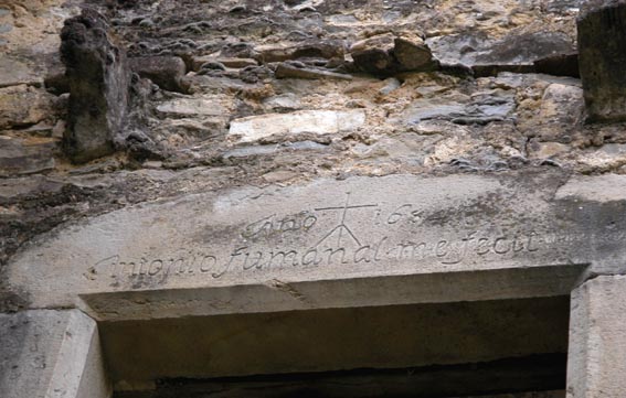 Un linteau de l'ermitage San Bartolomé: "Año 1684 - Antonio Fumanal me fecit"